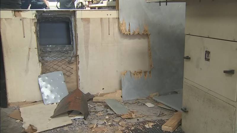 Thieves cut holes in roof, wall to steal from Florida jewelry store