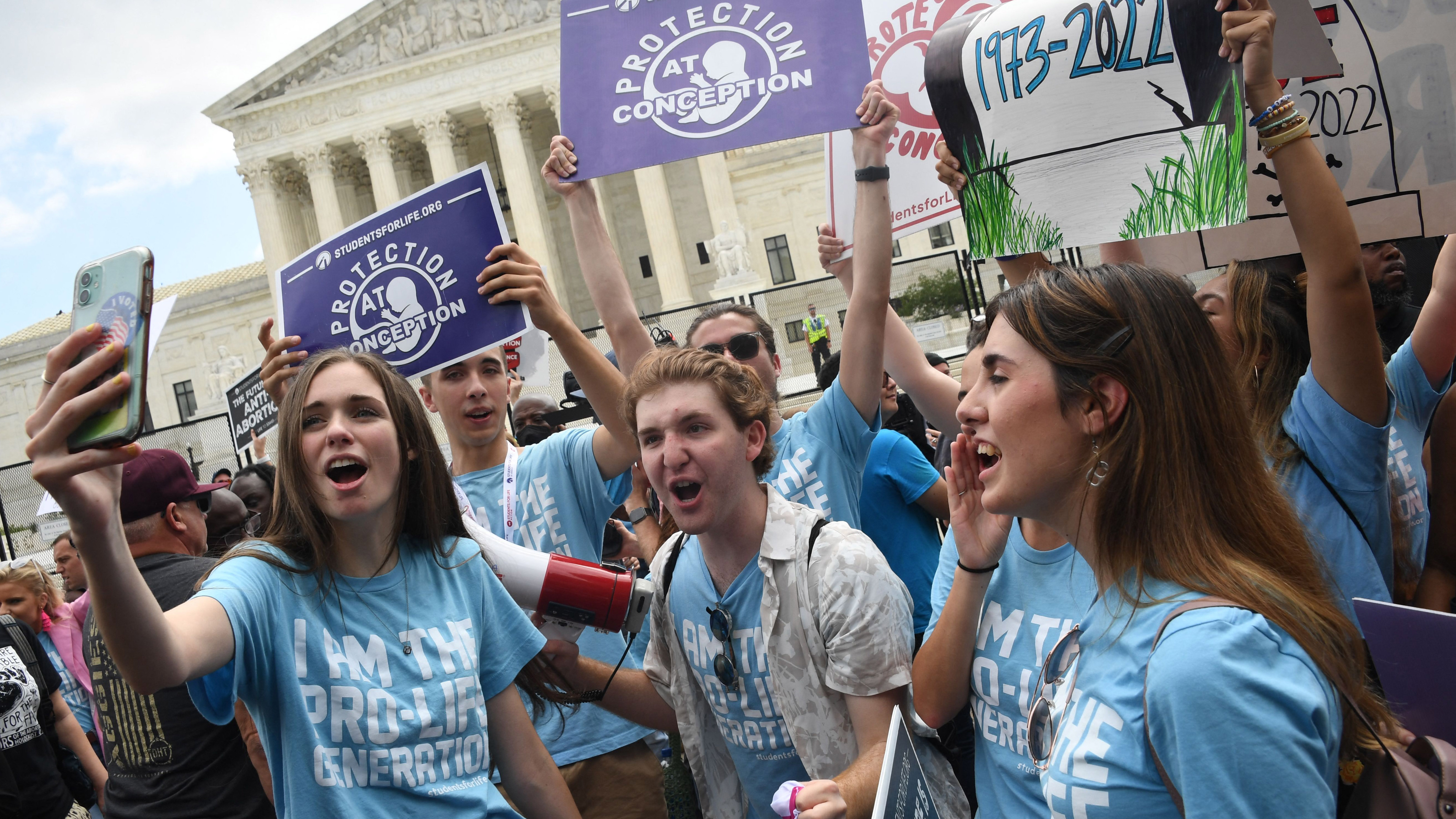 Supreme Court overturns Roe v. Wade