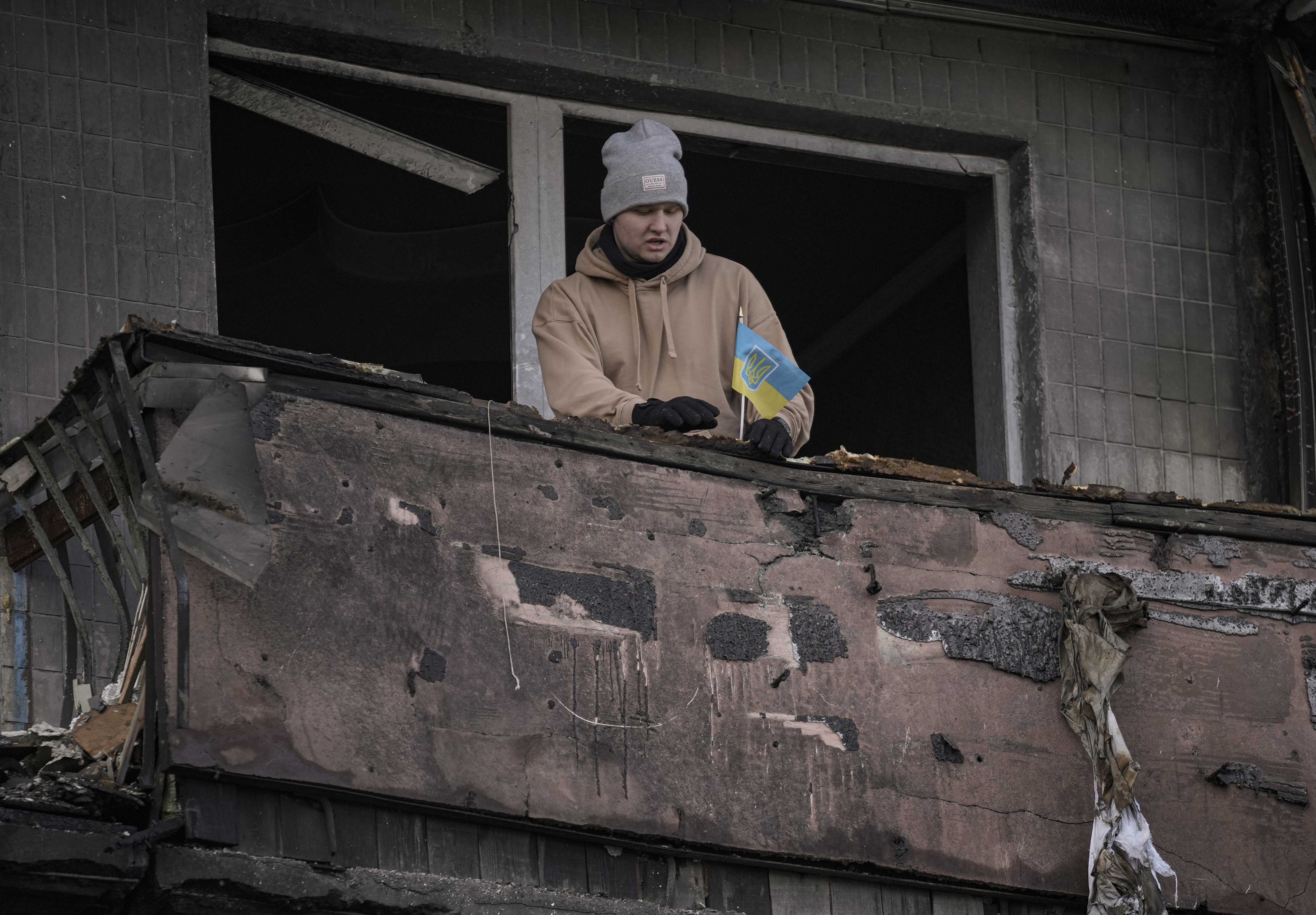 Photos: Russian attack on Kyiv apartment building kills 1, officials say