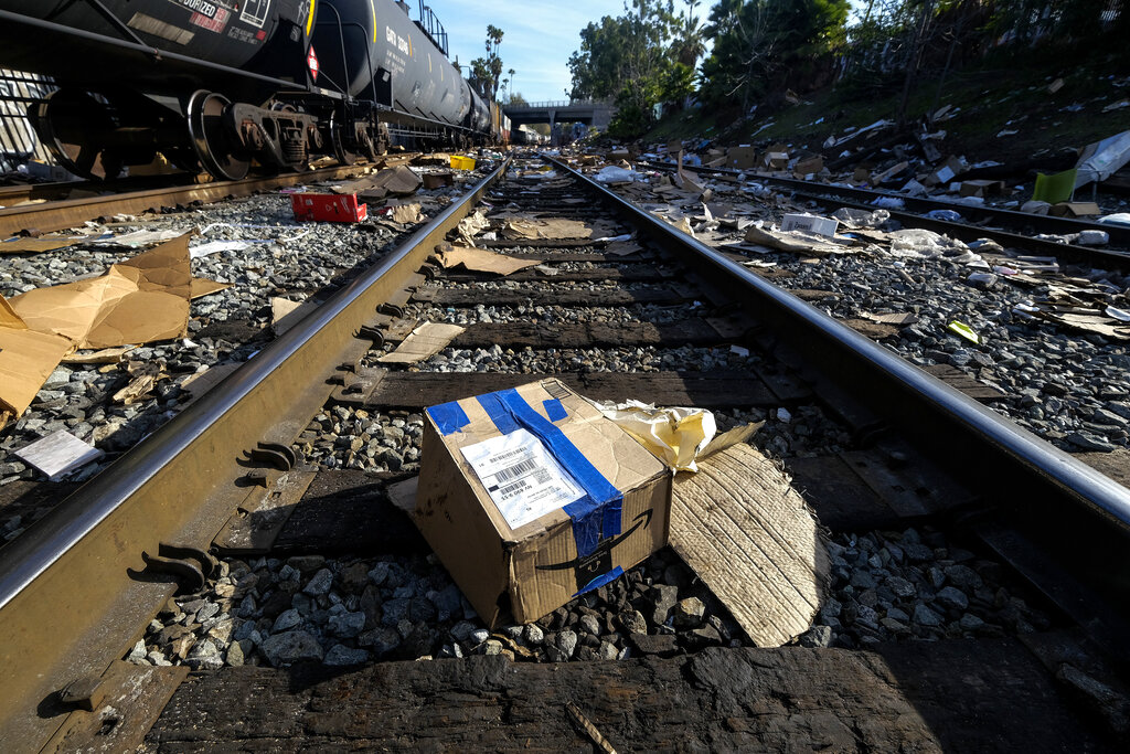 Thieves target LA freight trains