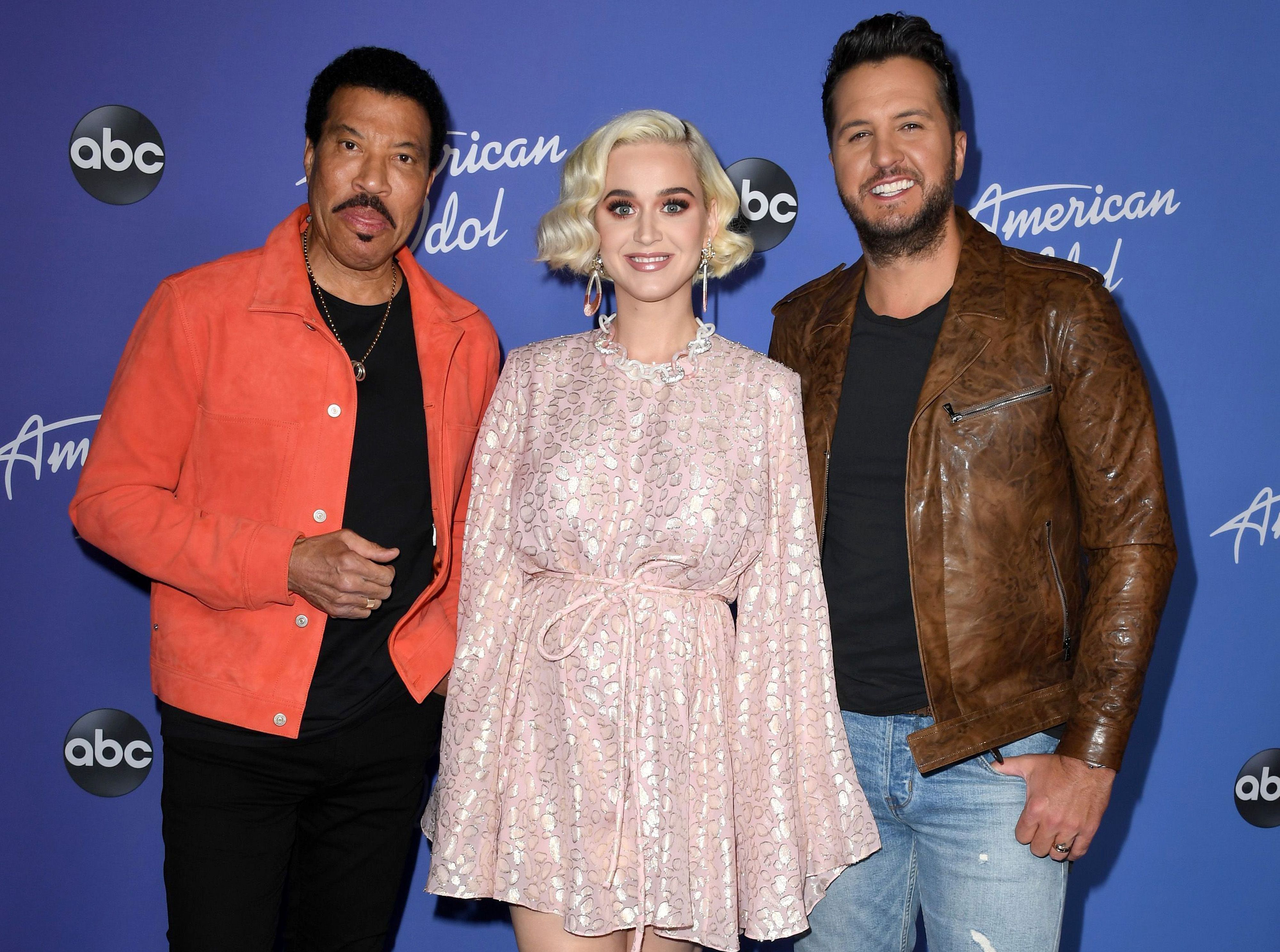 American Idol Finale Includes Country Stars From Seasons Past