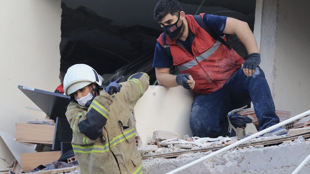 Deadly earthquake shakes Greece, Turkey, destroying buildings