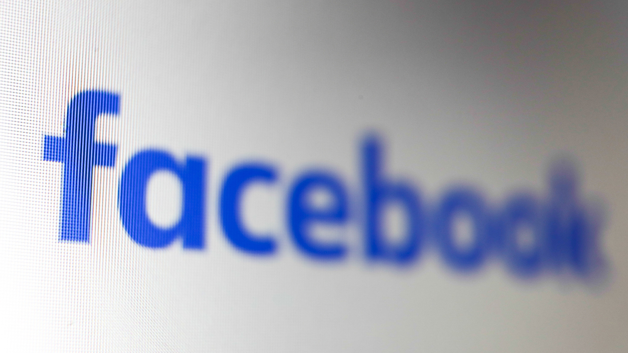 Facebook glitch? Users report apparent news feed bug involving posts to celebrities