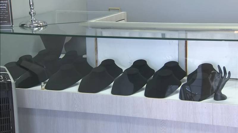 Thieves cut holes in roof, wall to steal from Florida jewelry store