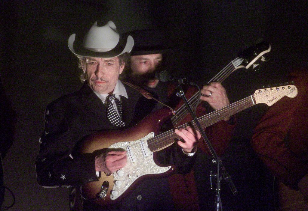 US-GRAMMYS-DYLAN-PERFORMS