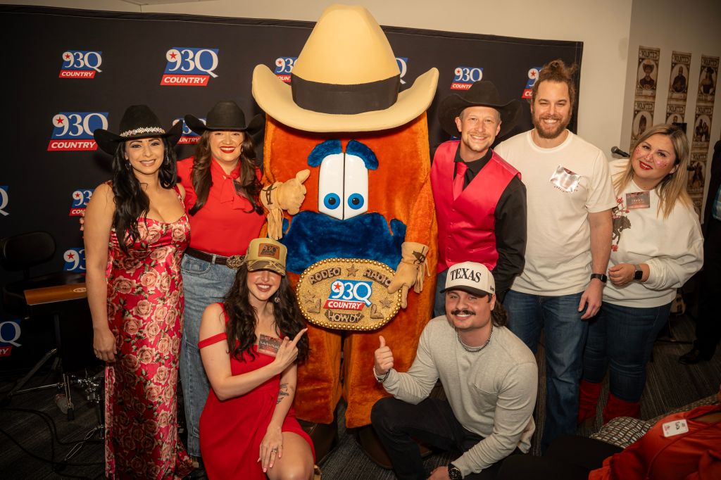 93Q Presents Rodeo Houston's Howdy with Rodeo Radio Belt Buckle!